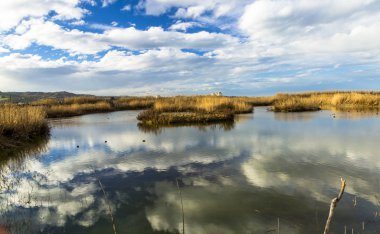 İtalya 'da güneş batmadan önce mavi bir gölet.
