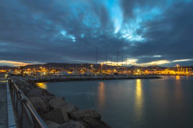 San Benedetto del Tronto north pier güneş battıktan sonra. İtalya