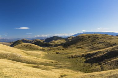 Gran Sasso Campo Imperatore Plato Apenin Dağları, Abruzzo, İtalya Bisiklet Turu zirve ile güzel manzara panoramik manzaralı