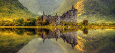Loch Awe gündoğumu, yaylaları, İskoçya, Kilchurn kale yansıma