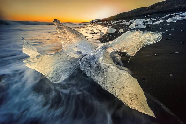 Icebergs Forma Monstro Praia Negra Jokulsarlon Islândia — Fotografia de Stock