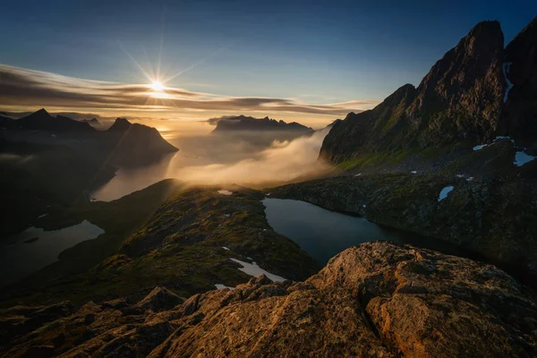 Breidtinden Zirvesi Bulutlu Mefjorden Iki Göl Günbatımı Işık Senja Norveç — Stok fotoğraf