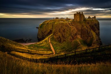 Gün batımı ışık, İskoçya yüksek kayalıklarla Dunnottar kalesinde