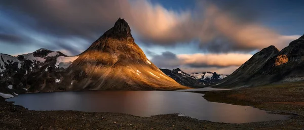 Kyrkjetjonne Gölü Kyrkja Dağda Gündoğumu Işık Jotunheimen Norveç — Stok fotoğraf