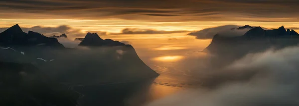 夕日の光 センジャ Mefjorden 周り曇りの山々 のパノラマ — ストック写真
