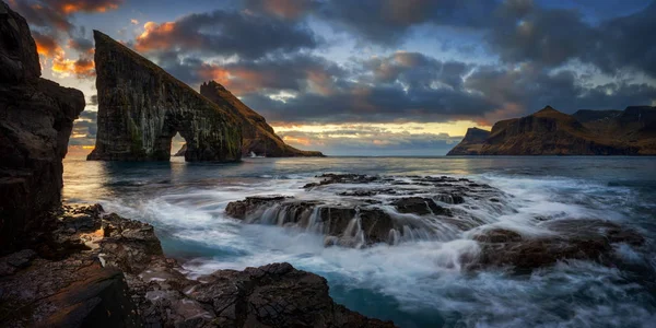 Panorama Dell Arco Roccioso Drangarnir Sull Isola Vagar Tramonto Isole — Foto Stock