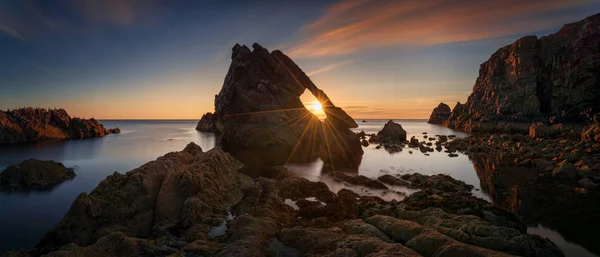 Bow Fiddle Rock Lingkungan Bawah Sinar Matahari Terbit Portknockie Skotlandia — Stok Foto