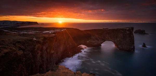 Panorama Piękny Wschód Słońca Nad Dyrholaey Klify Skaliste Arch Islandia — Zdjęcie stockowe