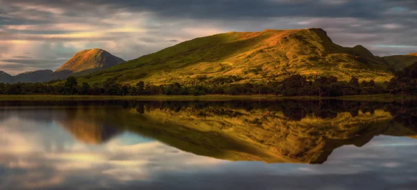 日没の光の高地 スコットランド中オー反射 — ストック写真