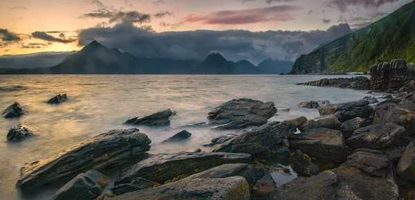 Kayalık Sahil Loch Scavaig Cuillin Dağları Ile Sunset Teki Isle — Stok fotoğraf