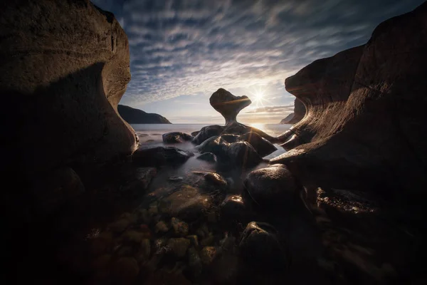 Costa Maloy Con Kannestein Rock Luz Del Atardecer Noruega — Foto de Stock