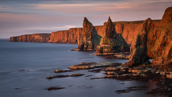 日の出光 北スコットランドの Duncanby のヘッド崖のパノラマ — ストック写真