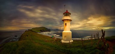 Mykinesholmur Adası ve deniz feneri günbatımı ışık, Faroe Adaları