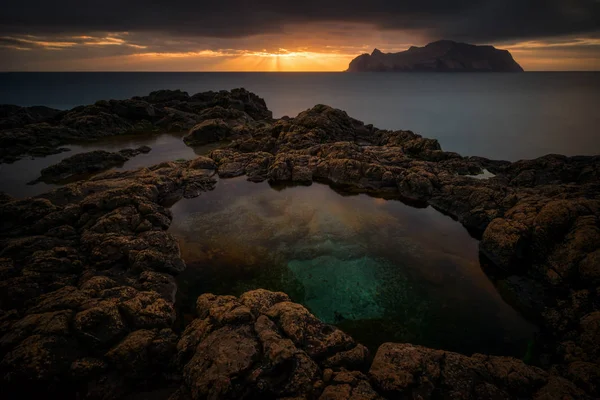 Mykines Ilha Pôr Sol Com Penhasco Rochoso Primeiro Plano Ilhas — Fotografia de Stock