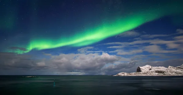 Aurora Boven Zee Verberget Bergen Lofoten — Stockfoto