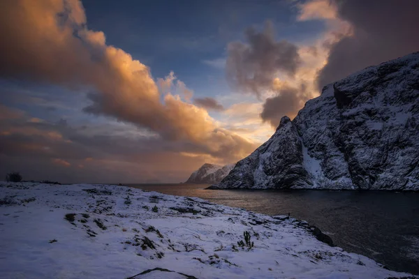 Renkli Kış Günbatımı Andstabbvika Bay Moskenesoya Lofoten — Stok fotoğraf