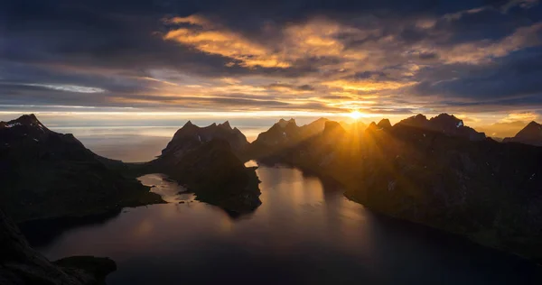 Panoraması Gece Yarısı Dağlar Fiyort Lofoten Üzerinde — Stok fotoğraf