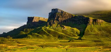Kayalar Quiraing grubunun Trotternish Ridge günbatımı ışık, Isle of Skye, İskoçya