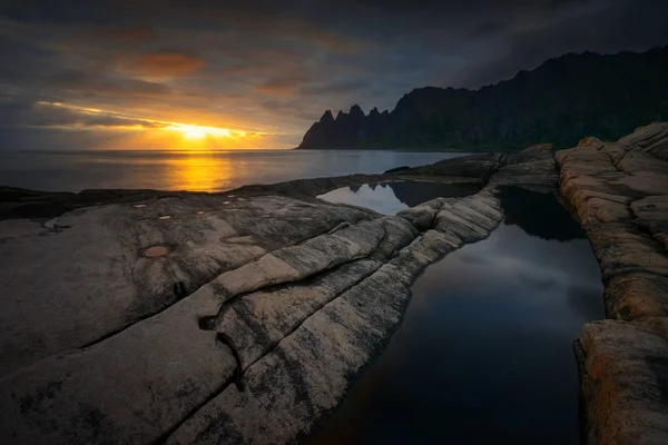 Tugeneset Costa Rocosa Con Montañas Fondo Atardecer Senja Noruega — Foto de Stock
