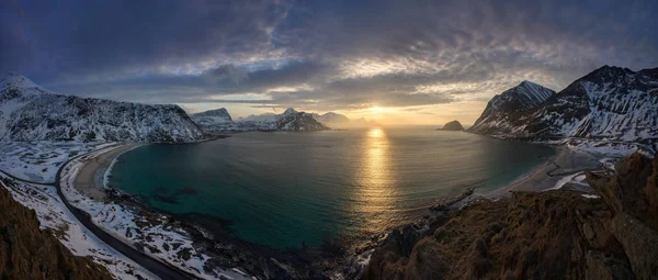 Günbatımı Vikbukta Bay Lofoten Dağları Ile Çevrili — Stok fotoğraf