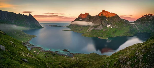 Renkli Dağları Moskenesoya Lofoten Üzerine Düşünceler Ile Fiyort Panoraması — Stok fotoğraf