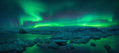 Aurora borealis yukarıda Jokulsarlon buzul lagün, İzlanda