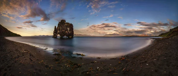Zachód Słońca Plaży Czarnym Wokół Hvitserkur Formacja Skalna Islandia — Zdjęcie stockowe