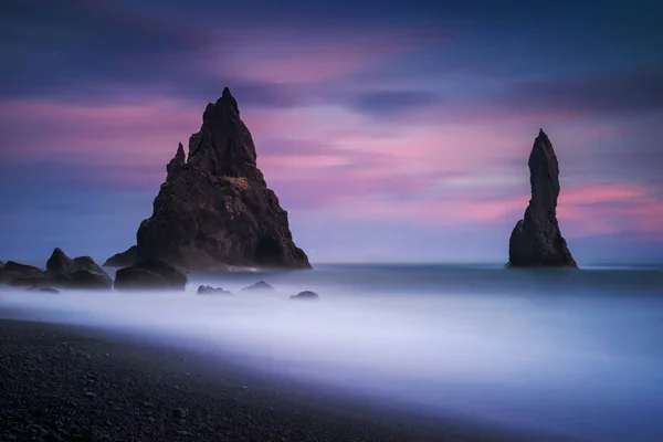 Felsen Schwarzen Strand Reynisfjara Bei Sonnenaufgang Island — Stockfoto