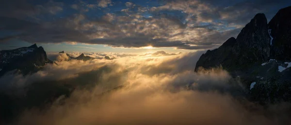 Mefjorden 周围多云山脉全景 Senja — 图库照片