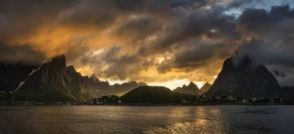 Reine Renkli Günbatımında Lofoten Arka Planda Dramatik Dağları Ile — Stok fotoğraf