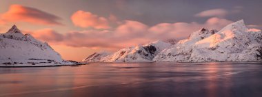 Nappsstraumen ve Skottinden, Lofoten üzerinde turuncu günbatımı 