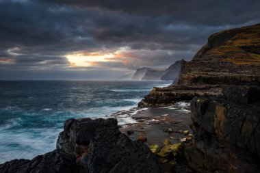 Bosdalafossur şelale üzerinde Vagar ada Sahili günbatımı, Faroe Adaları