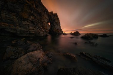 Aberdour Beach, Doğu Sahil İskoçya'nın kayalık kemer
