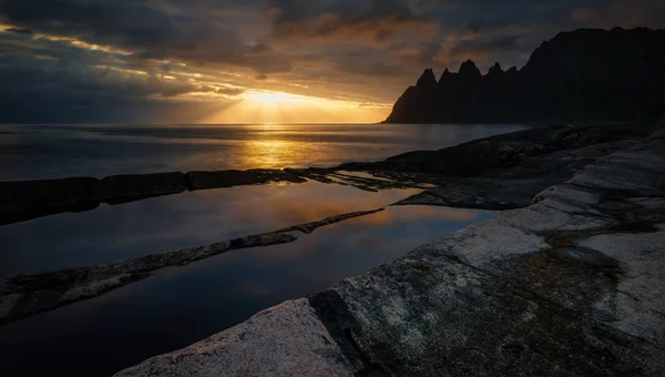 Tugeneset Costa Rochosa Com Montanhas Fundo Pôr Sol — Fotografia de Stock