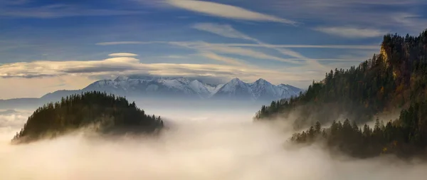 从皮尼斯索科利察看塔特拉山市雾蒙蒙的景色. — 图库照片