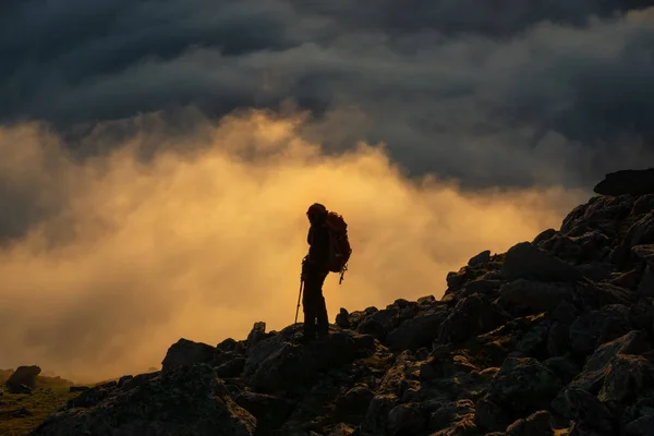 Hiker på Breidtinden — Stockfoto