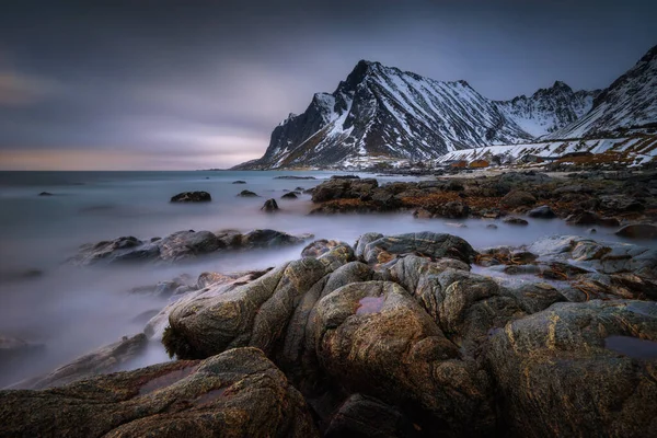 Norveç Arka Planında Karlı Dağlar Bulunan Vikten Köyü Kıyıları — Stok fotoğraf