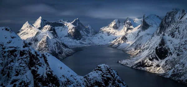 Panorama Kjerkfjorden Parmi Les Crêtes Enneigées Spectaculaires Montagne Coucher Soleil — Photo