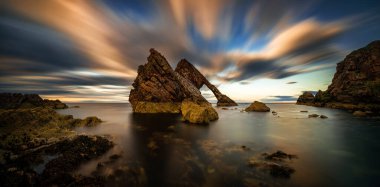Bow Fiddle Rock 'ın Alacakaranlıktaki Panoraması, Portknockie, İskoçya