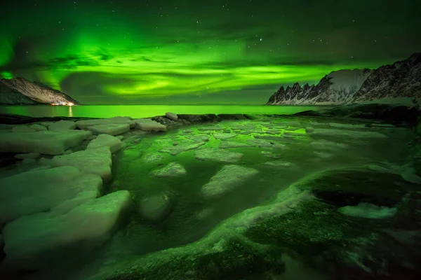 Aurora Borealis Sobre Gelo Flutuante Tugeneset Costa Rochosa Com Montanhas — Fotografia de Stock