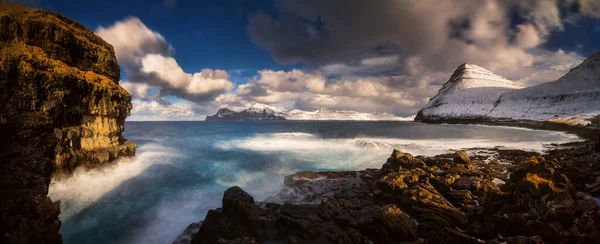 Costa Del Pueblo Gjogv Con Isla Kalsoy Fondo Islas Feroe —  Fotos de Stock