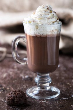 Yakın, izole bir fincan sıcak çikolata kahve hizmet içinde cam kupa bardak. Kopyalama alanı.