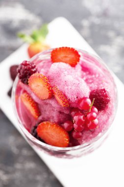 Çilek, ahududu, c ile pembe ve kırmızı renkli buzlu smoothie