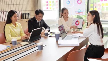 Asyalı emlak işadamları ve ev satış temsilcileri müşterilerle görüşüyor ve emlak sektörüne yatırım yapan Asyalı alıcılara yeni ev modelleri tanıtıyorlar. VDO Yavaş Hareket