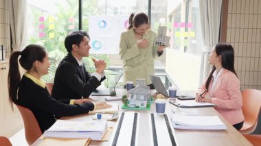 Asyalı emlak işadamları ve ev satış temsilcileri müşterilerle görüşüyor ve emlak sektörüne yatırım yapan Asyalı alıcılara yeni ev modelleri tanıtıyorlar. VDO Yavaş Hareket