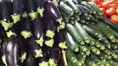 Meyve pazarında yığılmış taze ve doğal patlıcan