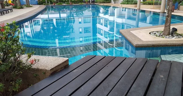 Imagen Piscina Vacía Con Terraza Madera Junto Piscina —  Fotos de Stock