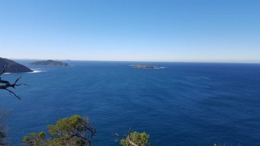 Tomaree Dağı'ndan okyanus ve Shoal Körfezi manzarası, Avustralya.