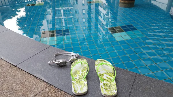Flip Flops Auf Steinhintergrund Pool Sommerferienkonzept — Stockfoto