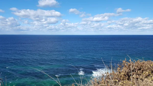 Vista Oceano Praia Uma Colina Dia Ensolarado — Fotografia de Stock